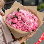 Маленькое фото 1: Букет из 25 пионовидных розовых роз в крафте, 50 см, Эквадор