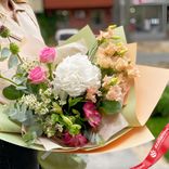 Маленькое фото 2: Букет из лизиантусов, роз, альстромерий «Алло, Мишель»