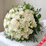 Маленькое фото 1: Букет из 75 белых роз с рускусом 50 см, Кения