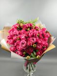 Фото флориста 3: Букет из 15 кустовых пионовидных розовых роз, в пленке с зеленью