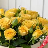 Маленькое фото 4: Букет из 15 кустовых желтых роз в коробке