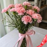 Маленькое фото 1: Букет из 11 розовых гвоздик с лентой
