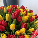 Маленькое фото 3: Букет из 55 красно-желтых тюльпанов, Россия