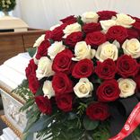 Маленькое фото 2: Траурный букет из 50 красных и 50 белых роз