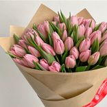 Маленькое фото 2: 55 розовых тюльпанов в крафте, Россия