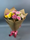 Фото флориста 1: Розы кустовые в крафте, микс 9 штук с лентой