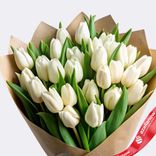 Маленькое фото 2: Букет из 33 белых тюльпанов в крафте