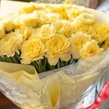 Маленькое фото 3: Букет из 19 желтых гвоздик в пленке с лентой, Голландия