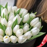 Маленькое фото 3: Букет из 33 белоснежных тюльпанов в черной коробке, Россия