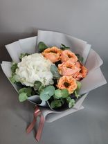 Фото флориста 4: Букет из коралловых роз и голубой гортензии «Силуэт»