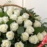 Маленькое фото 3: Букет из 51 белой розы и зеленью в корзине, 50 см, Россия