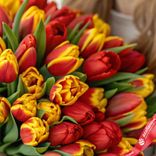 Маленькое фото 3: Букет из 50 красно-желтых тюльпанов, Россия