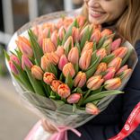 Маленькое фото 1: Нежность весны: 60 персиковых и розовых тюльпанов в пленке