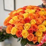 Маленькое фото 2: Букет из 75 оранжевых и желтых роз с лентой