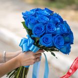 Маленькое фото 1: Букет из 19 синих роз с лентой, 50 см, Россия