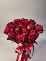 Фото флориста 1: Букет из 13 кустовых пионовидных красных роз