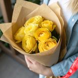 Маленькое фото 1: Букет из 7 желтых пионовидных роз в крафте