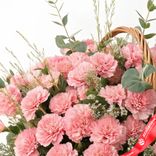 Маленькое фото 4: Букет из 35 розовых гвоздик в корзине с эвкалиптом