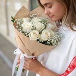 Маленькое фото 1: Букет из 9 белых роз и гипсофил в крафте
