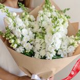 Маленькое фото 2: Букет из 25 белых дельфиниумов в крафте с белой лентой