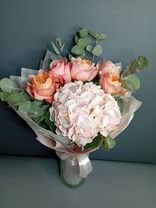 Фото флориста 3: Акция! Букет из розовых роз, гортензии, эвкалипта «Желаю тебе»