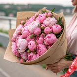 Маленькое фото 1: Букет из 50 ярко-розовых пионов в крафте