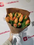 Фото флориста 1: Букет из 25 оранжевых тюльпанов в крафте
