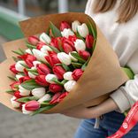 Маленькое фото 1: Букет из 40 красных и белых тюльпанов в крафте