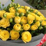Маленькое фото 4: Букет из 15 кустовых желтых роз в серой бумаге