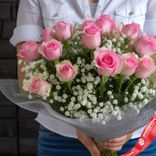 Маленькое фото 3: Букет из 15 розовых роз и гипсофилы в сетке