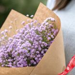 Маленькое фото 3: Букет из 5 сиреневых гипсофил в крафте