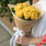 Маленькое фото 1: Букет из 13 желтых роз в крафте