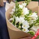 Маленькое фото 2: Букет из 21 белой фрезии в крафте