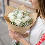 Маленькое фото 1: Букет из 7 белых роз и 6 гипсофил в крафте