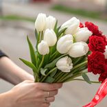Маленькое фото 2: Букет из 10 белых тюльпанов и 7 красных гвоздик с лентой