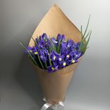 Фото флориста 6: Букет из 25 синих ирисов в крафте