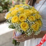 Маленькое фото 1: Букет из 17 желтых роз и гипсофил