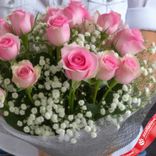 Маленькое фото 4: Букет из 15 розовых роз и гипсофилы в сетке