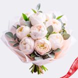 Маленькое фото 1: Букет из 9 белых пионов с эвкалиптом в пленке