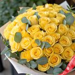 Маленькое фото 2: 75 желтых роз с эвкалиптом 50 см, Россия
