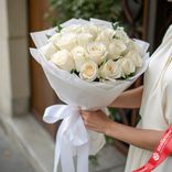 Маленькое фото 1: Букет из 19 белых роз в белой бумаге