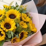 Маленькое фото 3: Букет из 11 желтых подсолнухов в упаковке
