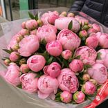 Маленькое фото 1: Букет из 50 ярко-розовых пионов в пленке