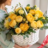 Маленькое фото 1: Букет из 35 желтых пионов с эвкалиптом в корзине, Голландия