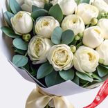 Маленькое фото 3: Букет из 20 белых пионов с эвкалиптом в крафте