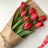 Маленькое фото 1: Букет из 9 красных тюльпанов в крафтовой упаковке
