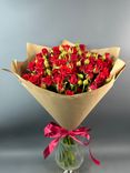Фото флориста 1: Букет из 21 кустовой красной розы в крафте