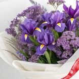 Маленькое фото 3: Букет из 7 фиолетовых ирисов с лимониумом в белой матовой пленке
