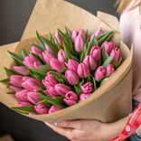 Маленькое фото 1: Букет из 40 ярко-розовых тюльпанов в крафтовой бумаге