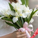 Маленькое фото 1: Букет из 7 белых ирисов с розовой лентой